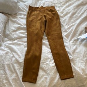 Never worn faux suede pants, super cute size xs/s! Stretchy.